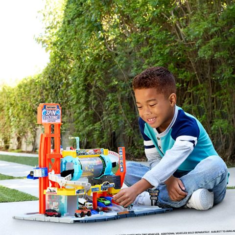 Matchbox JGB68 Spin Cyclone Car Wash Playset with 1:64 Scale Die